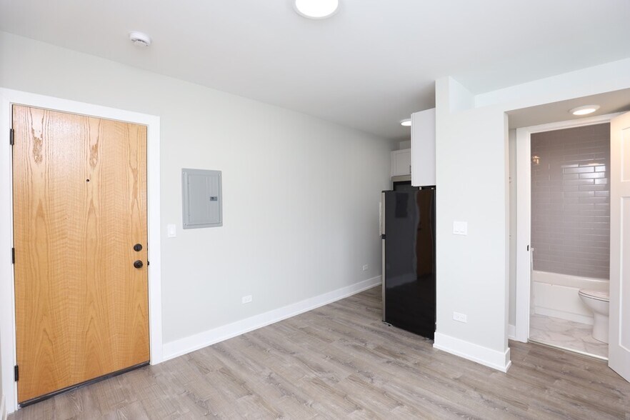 Building Photo - 545 W Belmont Ave