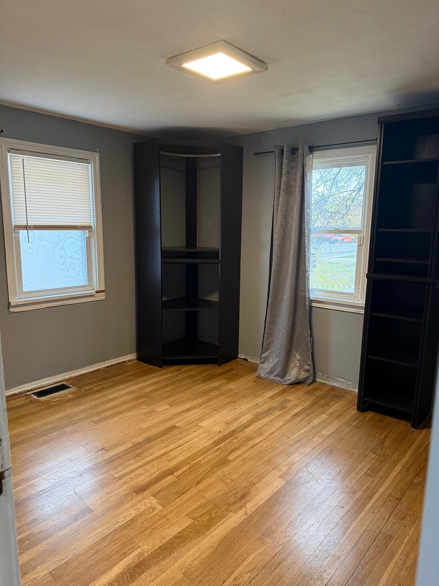 Building Photo - 9518 E Broadway Ave