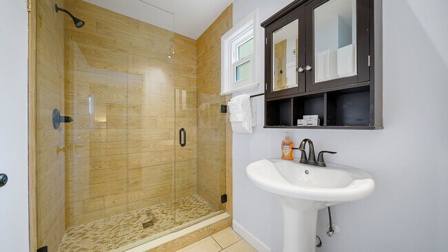 Building Photo - 14 Sanchez Ave