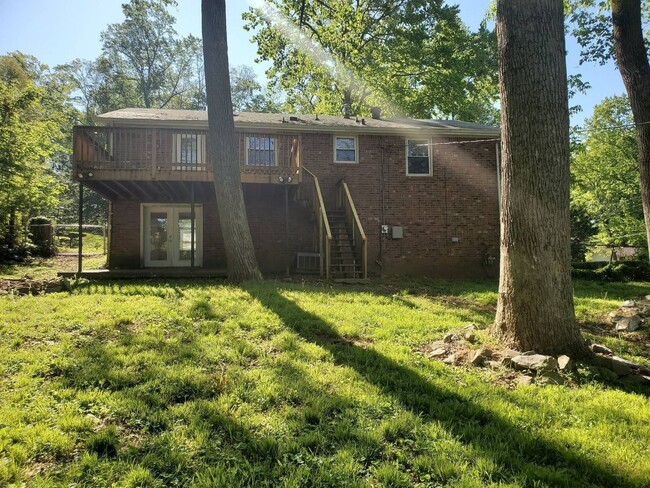 Building Photo - Gorgeous Split Foyer Close to Post!