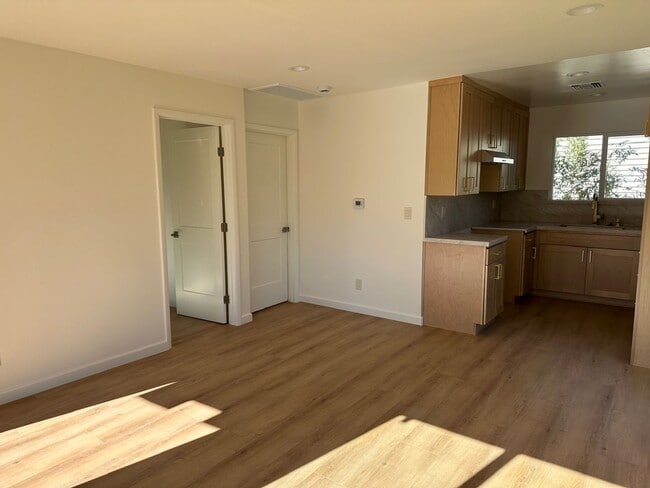 Building Photo - Florence 135-137