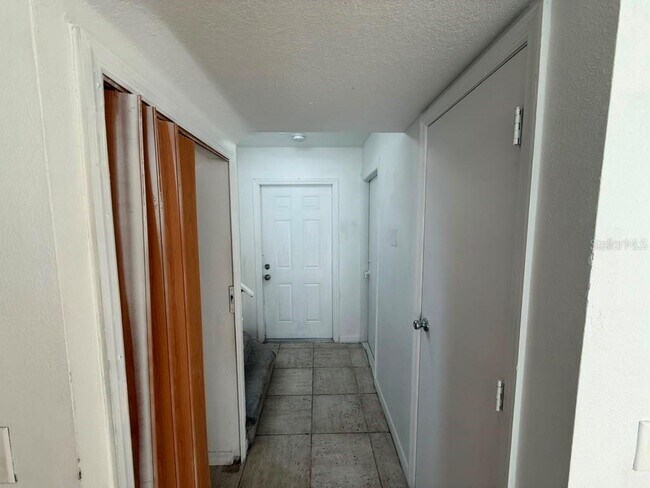 Building Photo - 833 Caribbean Dr