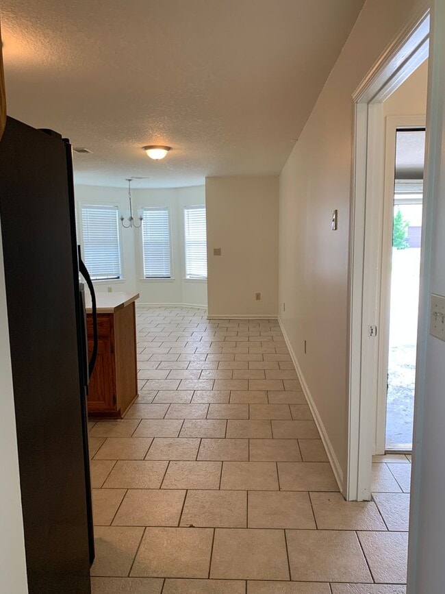Building Photo - 3Bed/2Bath Home/Corner Lot/2 Car Garage an...