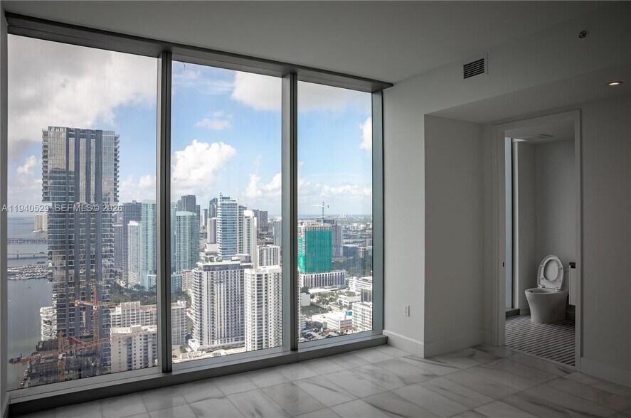 Building Photo - 700 NE 26th Ter