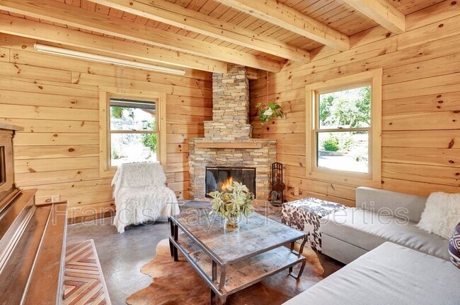 Building Photo - 2689 Daisy Ln