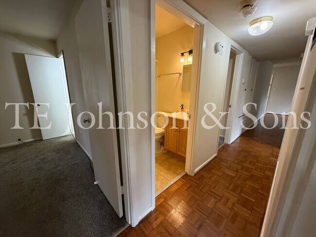 Building Photo - Charming 4 Bedroom Ranch with Fenced Yard and Hardwood Floors