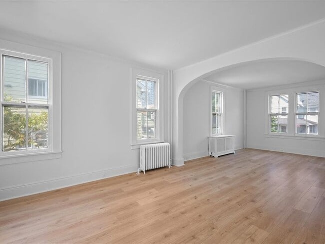 Building Photo - Spacious Pet Friendly 4 Bedroom Rental in ...