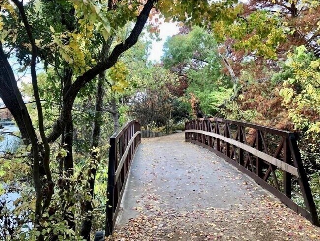 Building Photo - 54 Rainey St