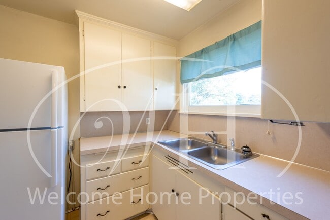 Building Photo - 120 SE 2nd St