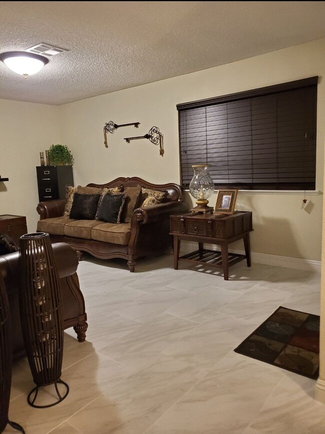 Building Photo - Cozy 2 Bedroom Townhome in the Northwest!