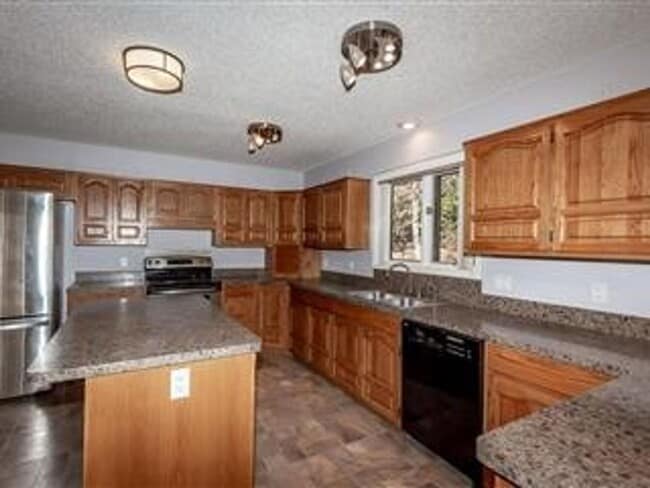 Building Photo - Large 3 Bedroom, 2 Bathroom home on the East End of the village. A serene neighborhood just waiti...