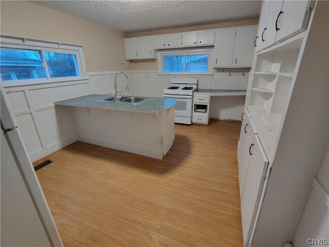 Building Photo - 147 E Matson Ave