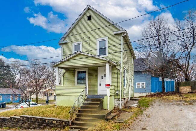 Primary Photo - 2 WEEKS FREE RENT! Kenmore 3BR with Update...