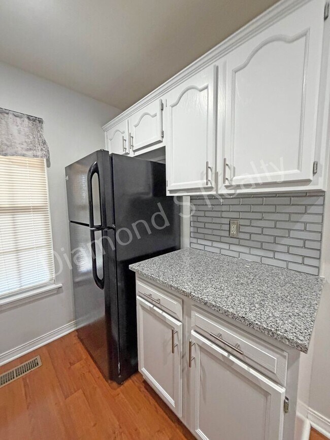 Building Photo - 1331 W Sackett St