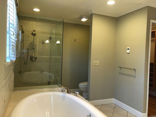 Building Photo - Elegant and Luxury home in Medina, 5 bedro...