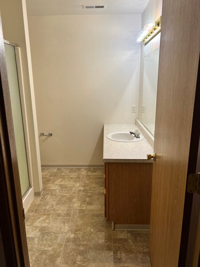 master bath - 5557 Glenridge Way