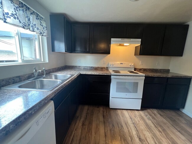 Building Photo - Downtown Bremerton Two Bedroom, Available Now!