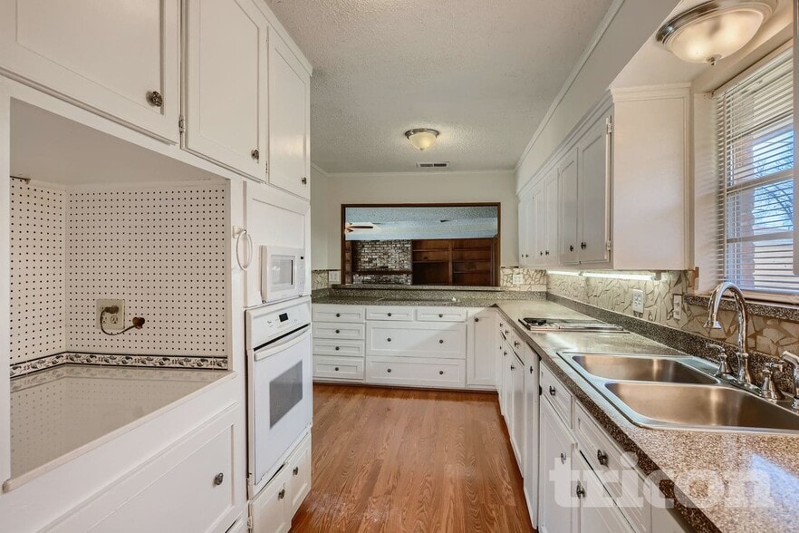 Building Photo - 1316 Lexington Dr