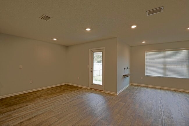 Building Photo - 5747 Guinevere Ln