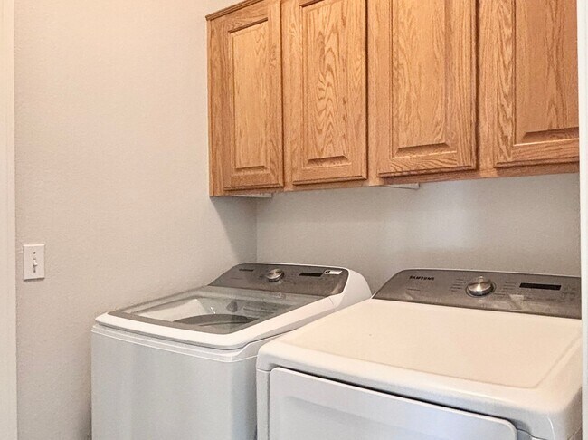 Building Photo - 2-story home with a Beautiful Sparkling Pool! Great floor plan!