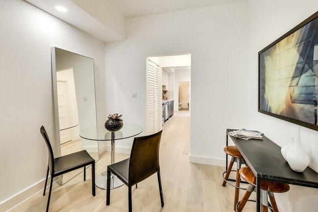Building Photo - 20 Romolo