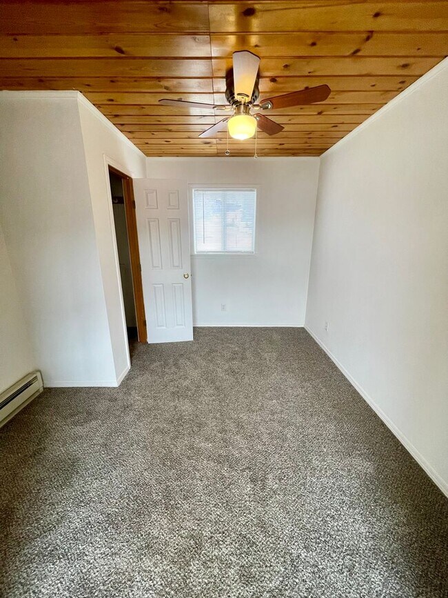 Building Photo - Manitou Springs 2 bedroom / 1 bath Available NOW