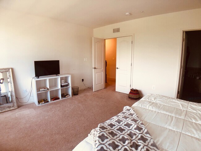 Building Photo - Beautiful and large 3 BR 2.5 BA townhouse/condo