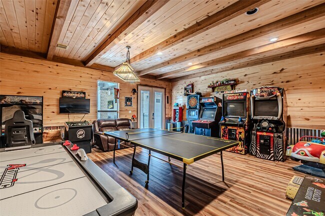 Building Photo - 15569 Crown Oaks Dr