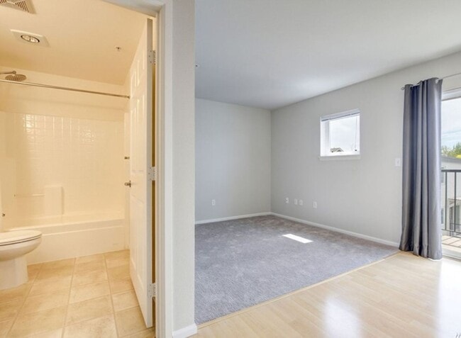 Building Photo - Top Floor Mini Studio, Tangletown-Greenlake