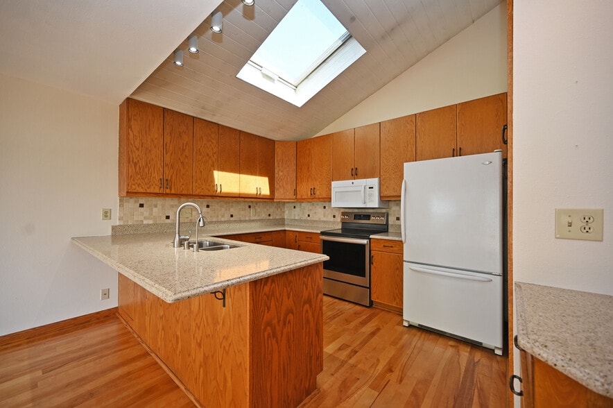Building Photo - 202 Lac La Belle Dr