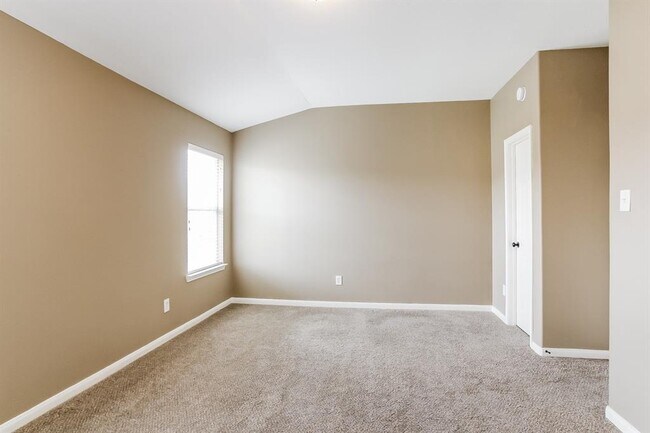 Building Photo - 2430 Pinpoint Dr