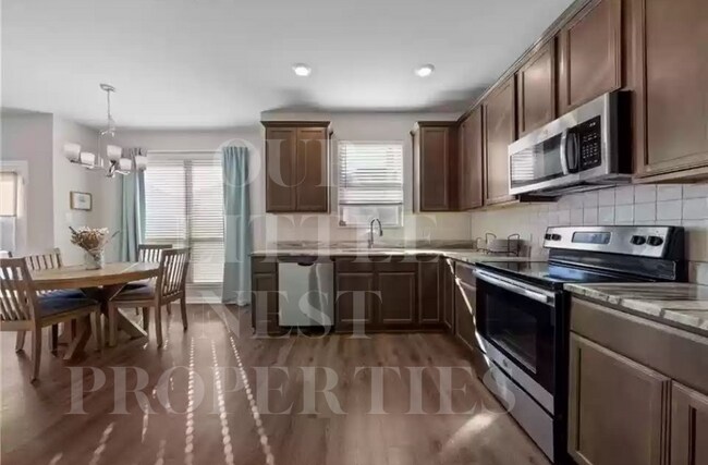 Building Photo - 10712 Fallbrook Rd