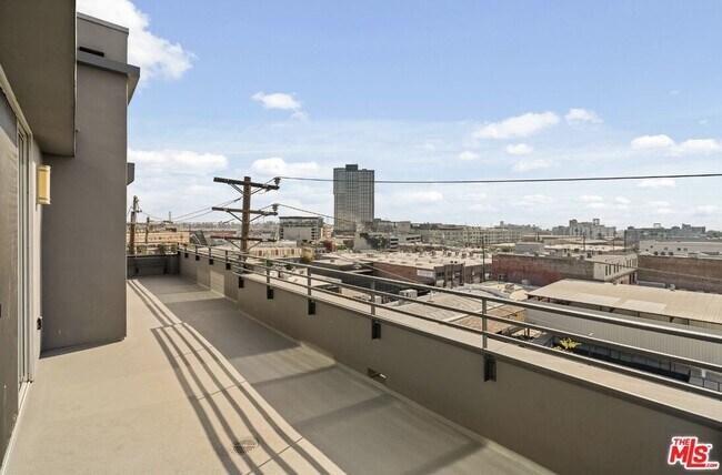 Building Photo - 825 East 4th St