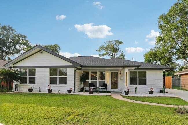 Building Photo - 10328 Shadow Oaks Dr