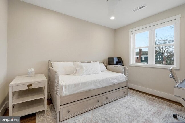 Building Photo - 19 Clifford Ave