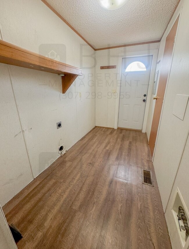 Building Photo - Dog Friendly, 3 Bed/ 2 Bath SFH