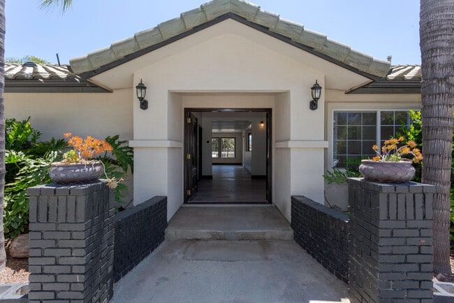 Building Photo - RANCH STYLE POOL HOME ON 2+ ACRES IN THE H...