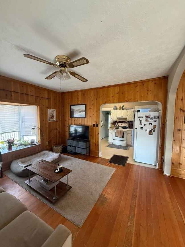 Building Photo - 227 S H St