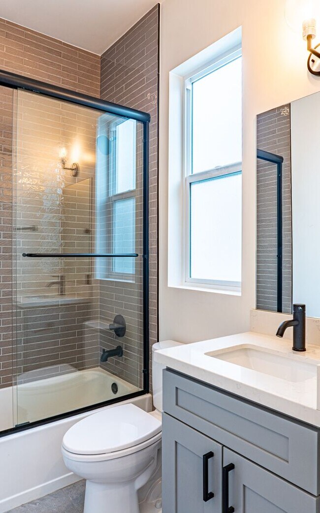 Building Photo - Beautiful Spacious Modern 3 Bedroom Townhome Available Now! - ONE MONTH FREE