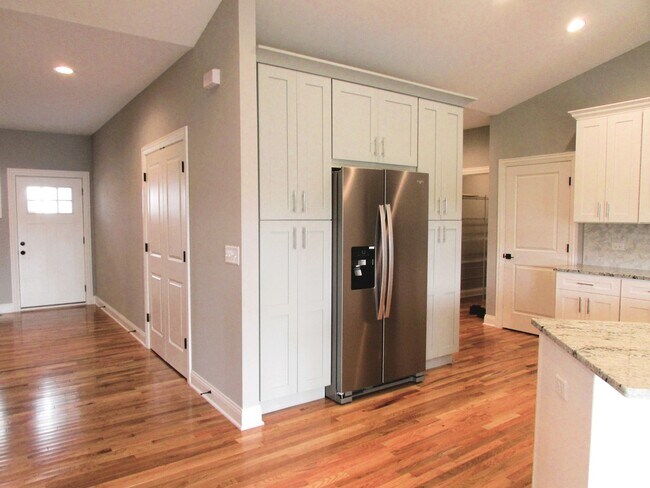 Building Photo - 981 Meadow Ln