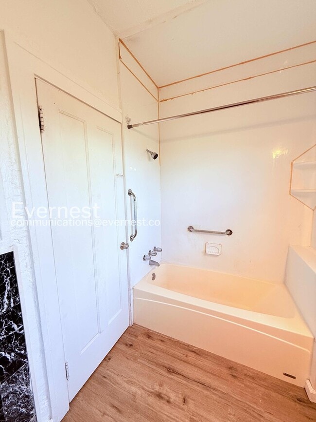 Building Photo - Charming Home with Fenced Yard & Hookups / 3 Beds & 1 Bath / Voucher Accepted / Pets Not Allowed ...