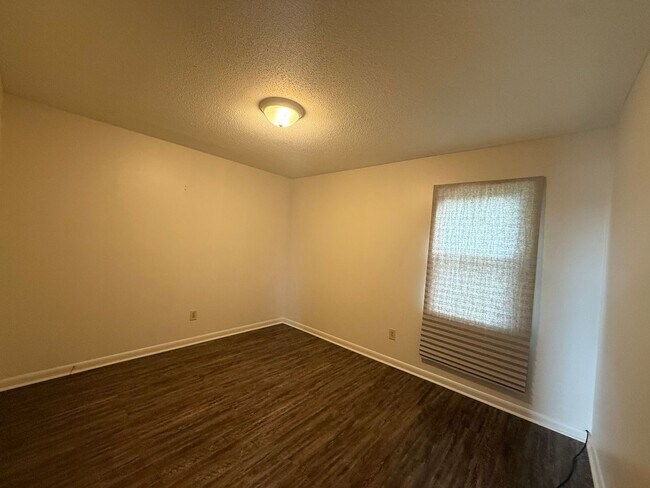 Building Photo - 605 Adelle St SW