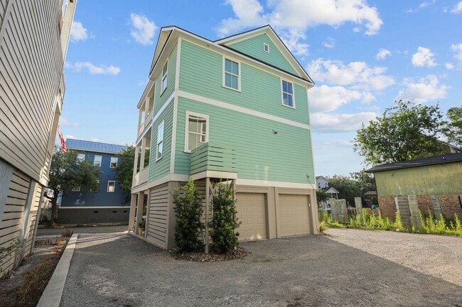Building Photo - Elevated Charleston Charmer