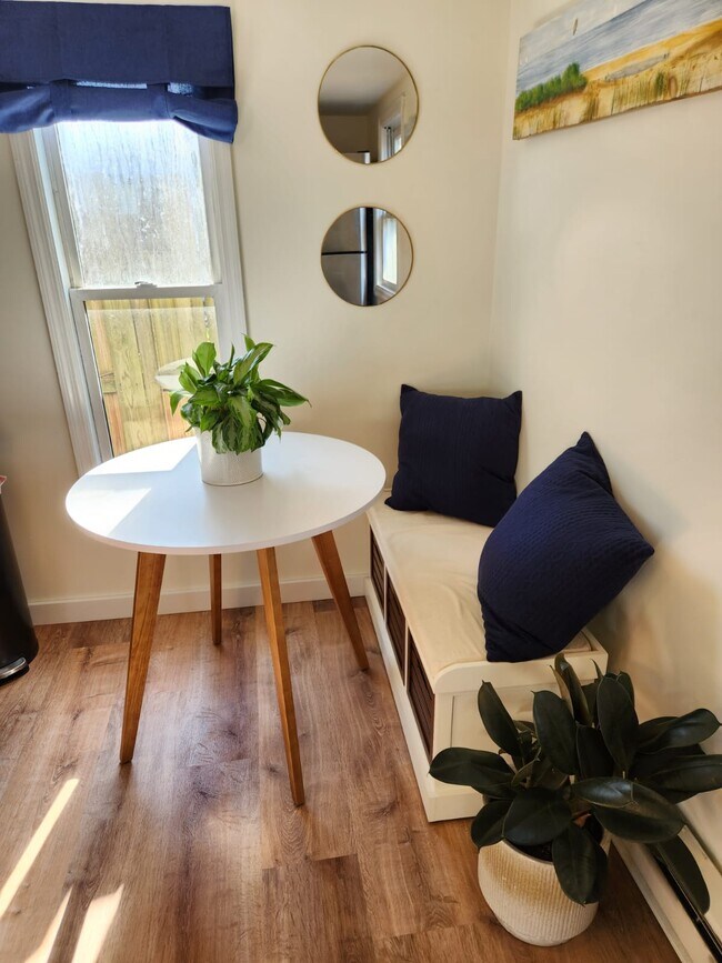 Building Photo - 815 E Curtis Ave