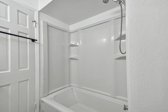 Hall Bath - 1484 Patricia St