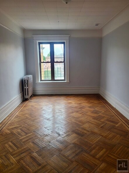 Building Photo - 4BR 1BA Plus Size Rent Stabilized Pre War Corner Unit in Ditmas Park