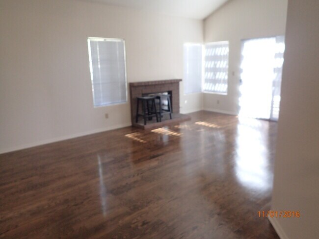 Building Photo - 4 Bedroom, 2.5 Bath House w/2 Garages on 1...