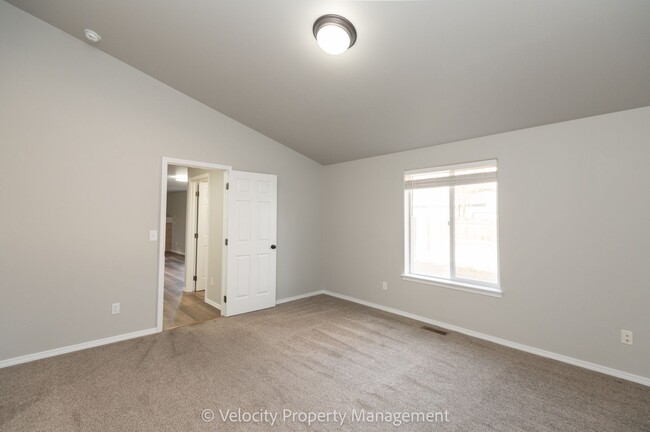 Building Photo - Beautifully Remodeled 4 Bedroom + Office H...