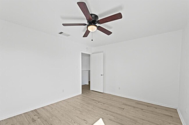 Building Photo - 722 Lavaca Loop