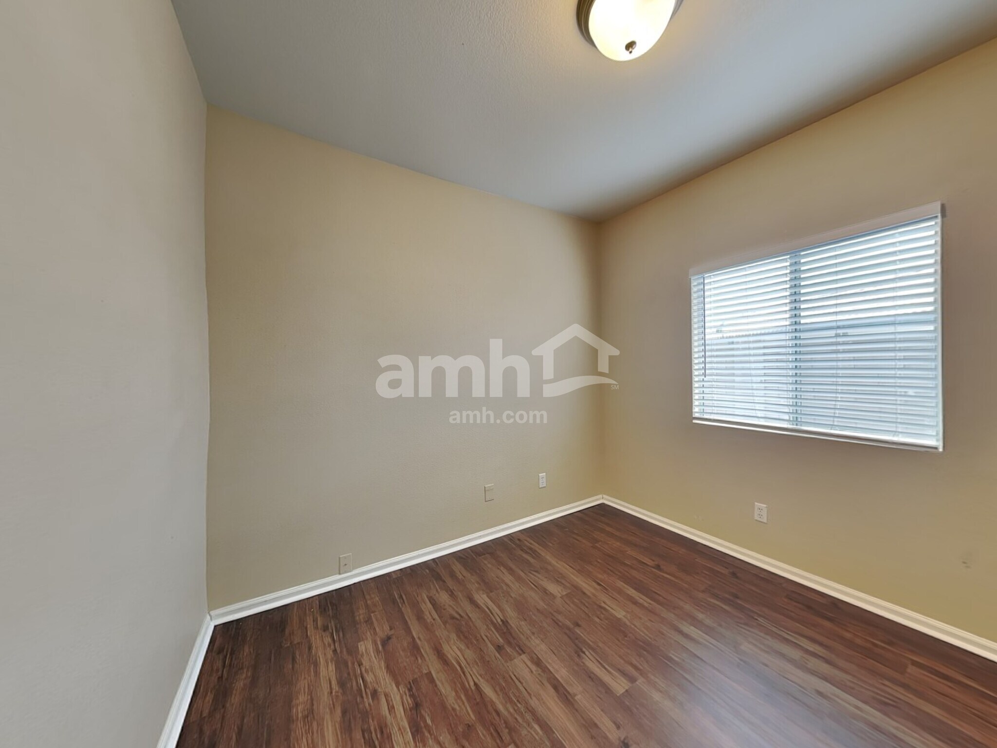 Building Photo - 15640 W Magnolia St